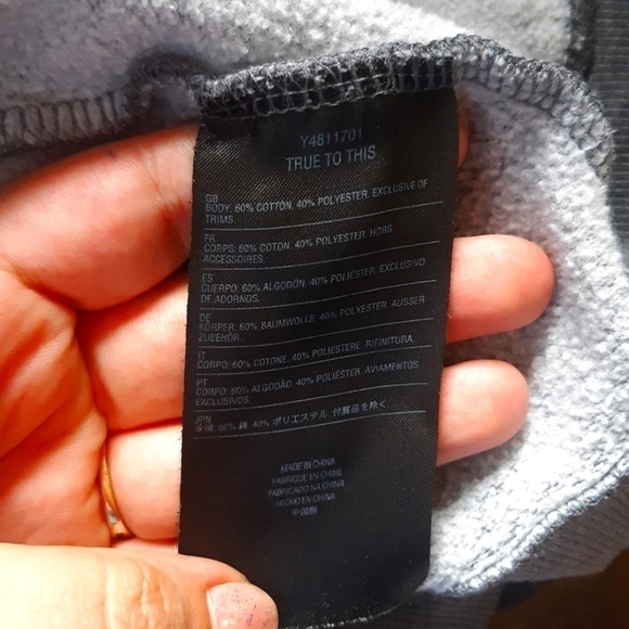 Kids size 6 Volcom graphic logo zip-up hoodie. Grey, black & green - Picture 4 of 7